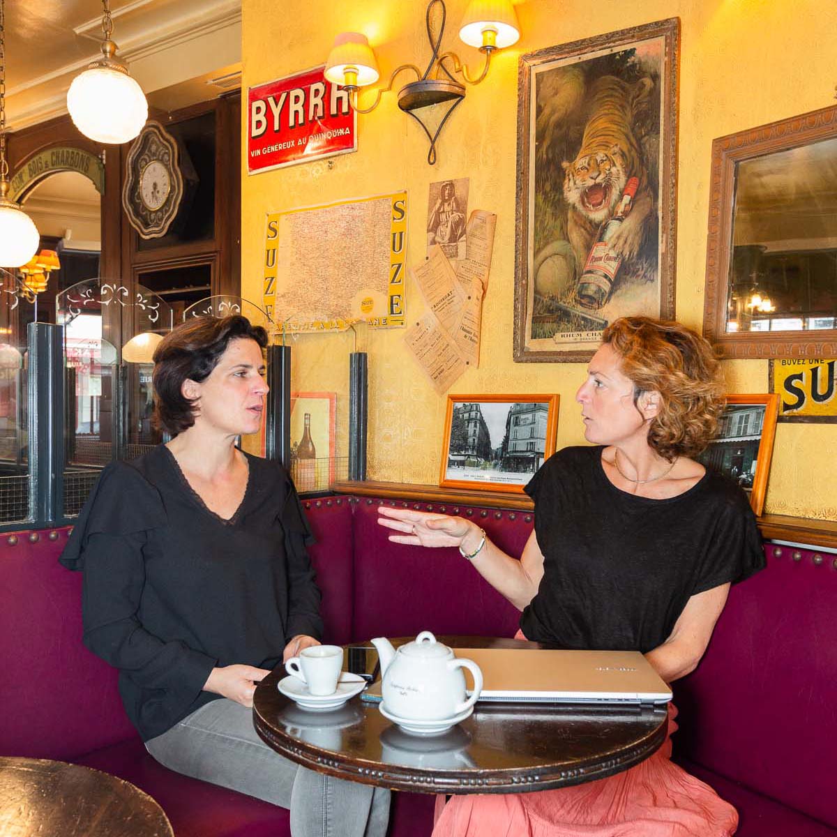 Diane et Veronique discutent