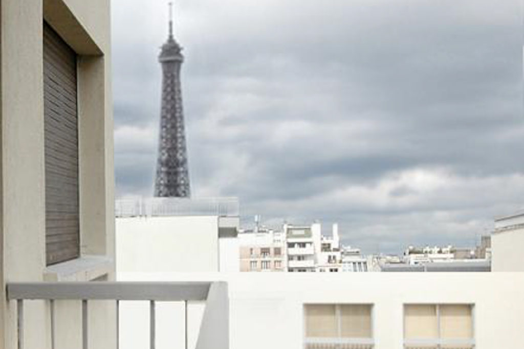 Vue sur la tour Eiffel depuis appartement rue de Levis